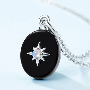 Collier minimaliste en argent S925 avec agate noire et pendentif étoile en opale