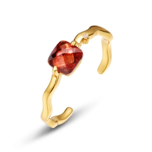 Anillo de plata S925 bañado en oro con granate natural cuadrado y pequeño diamante brillante