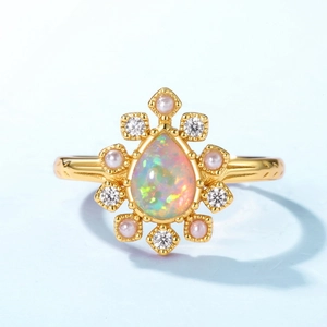 Vintage-Ring aus S925 Silber 10K vergoldet mit Birnen-Opal und Perlen auf Blau