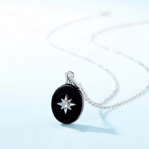 Collier en argent S925 minimaliste avec pendentif agate noire et détail opale