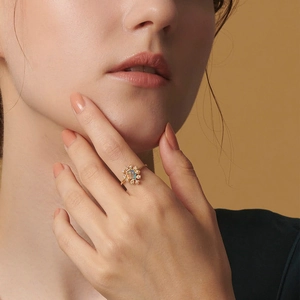 Vintage-Ring mit ovalem Opal in 10K Gold-Beschichtung und Perlen-Diamant-Clustern