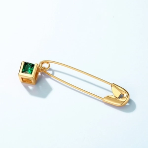 Broche épingle à nourrice dorée avec pendentif carré en zircon vert sur fond bleu