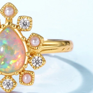Luxuriöser Ring aus S925 Silber vergoldet mit Tropfen-Opal und Zirkonia-Strahlen