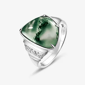 Dettaglio dell'anello in argento S925 con pietra di agata muschiata verde triangolare