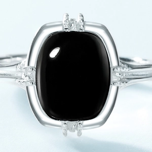 Minimalist S925 sterling silver ring with cushion-cut black onyx and vintage grain detail