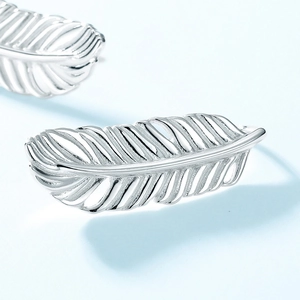 Minimalist s925 sterling silver feather stud earrings with polished finish and detailed texture