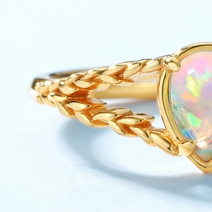 Vintage gold s925 silver opal ring with pear-cut stone and twisted band design