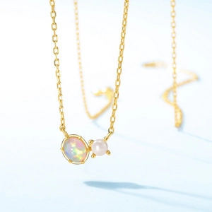 Elegante S925 Silberhalskette mit ovalem Opal und runder weißer Perle in Gold-Finish