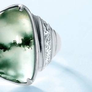 Anello vintage in argento sterling S925 con agata muschiata verde e incisioni floreali
