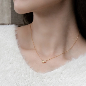 Minimalistische S925 Sterling Silber Opal Halskette für Damen auf weißem Pullover
