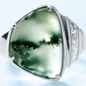 Anello vintage in argento S925 con agata muschiata triangolare e motivi incisi