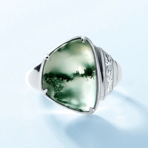 Anello vintage in argento S925 con agata muschiata triangolare e incisioni di foglie
