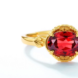 Elegant vintage S925 sterling silver ring with oval garnet gemstone and floral engraving