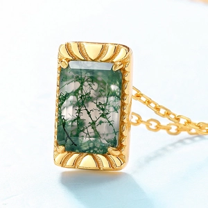 Collier en argent S925 avec pendentif rectangulaire en agate mousse et cadre doré