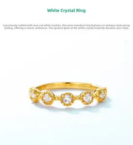 Détails macro de cristaux blancs en taille rose sur une bague dorée antique