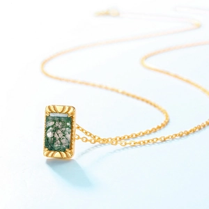 Collier vintage avec pendentif rectangulaire en agate mousse verte et chaîne dorée
