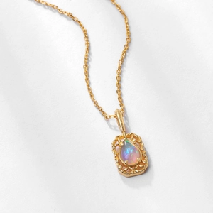 Dettaglio della collana in argento S925 dorato con opale a goccia in cornice traforata