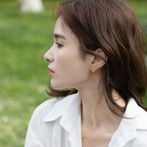 Elegant model wearing teardrop citrine jewelry set with earrings and necklace in nature
