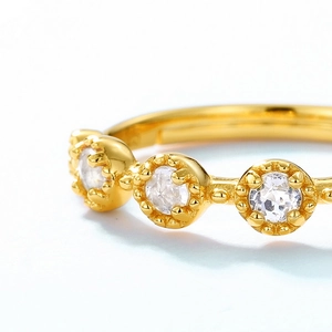 Bague minimaliste en argent S925 plaqué or 10K avec trois cristaux blancs étincelants