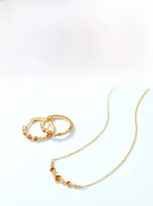 Détail du poinçon S925 sur collier doré avec grenat taillé en rose et zircons