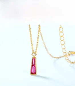 Macro d'un pendentif en corindon rouge baguette et zircon sur chaîne argent S925