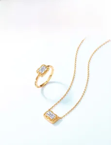 Détail de la bague et du collier dorés vintage sertis de cristaux blancs carrés