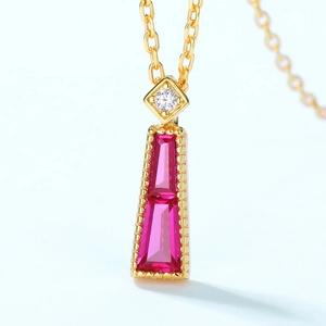 Collier en argent S925 avec pendentif géométrique en pierre rose et finition dorée