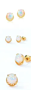 Détails macro des boucles d'oreilles opale ronde avec finition argent S925 doré
