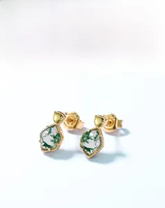 Détail des boucles d'oreilles en argent S925 et agate mousse aux textures vertes