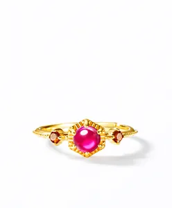 Detalle del anillo vintage dorado con corindón rojo y brotes de cuarzo ahumado