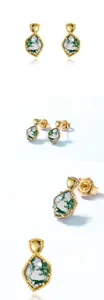 Détails macro des boucles d'oreilles asymétriques en agate mousse verte et argent S925
