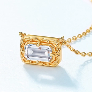 Collier minimaliste en argent sterling S925 avec cristal rectangulaire sur fond bleu