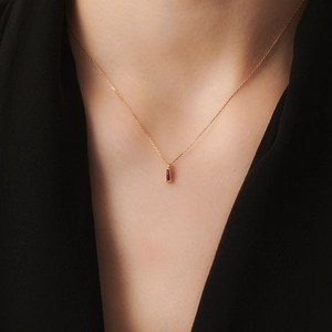Collier minimaliste en argent S925 doré avec un pendentif en pierre de corindon rouge