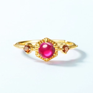 Anillo vintage de plata S925 con corindón rojo y banda geométrica dorada perlada