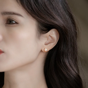 Élégantes boucles d'oreilles en argent S925 et opale avec bord perlé or rose sur modèle