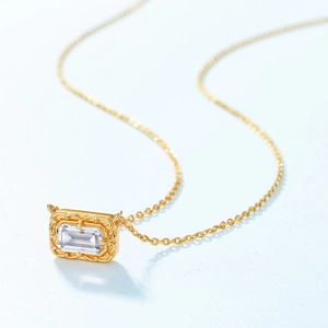 Élégant collier en argent S925 doré avec un pendentif en cristal rectangulaire