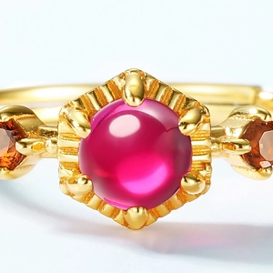 Anillo minimalista de plata S925 con corindón rojo en engaste vintage dorado