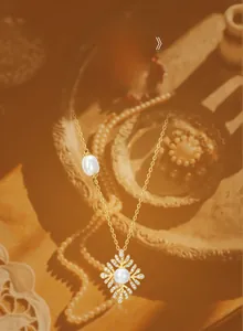 Détail du collier de perles avec pendentif en zircon corail et chaîne en argent s925