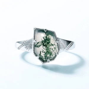 Ring van S925 sterling zilver met onregelmatige mosagaat en gegraveerde bladeren
