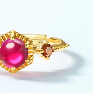 Vista macro de anillo retro de plata S925 dorada con gema magenta y textura vintage
