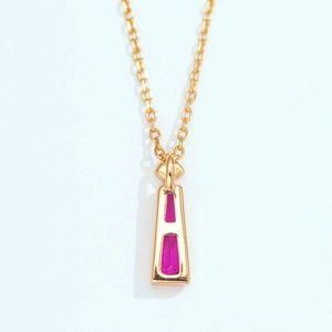 Collier en argent S925 avec pendentif trapèze doré et pierres rouges élégantes