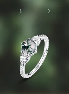 Vista macro di un anello in agata muschiata argento S925 con texture intrecciata e zirconi