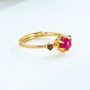 Anillo geométrico de plata S925 con corindón rojo y banda dorada ajustable