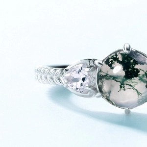 Anello in argento S925 con agata muschiata, gemma rosa e fascia con trama a spiga