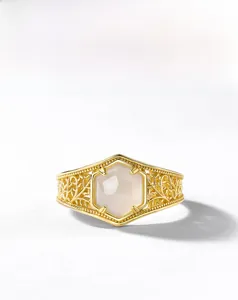 Detailansicht eines sechseckigen Jade-Steins in einem S925 Sterlingsilber-Ring in Gold