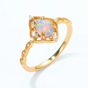 Anillo vintage de plata S925 bañada en oro con ópalo en forma de pera y brillo