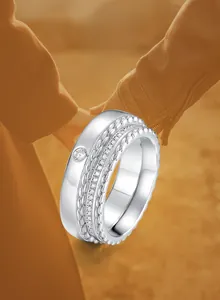Détail macro d'une bague en argent S925 avec texture tissée et pavage complet de zircons