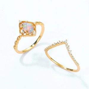 Detalle de anillos de plata S925 bañados en oro con opalo iridiscente y banda en V