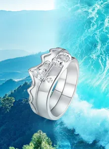Detail der S925 Sterling Silber Partnerringe mit Bergwellendesign und Birnen-Schliff Stein