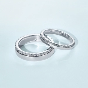 Bagues de couple minimalistes en argent S925 avec motif tressé sur fond bleu clair